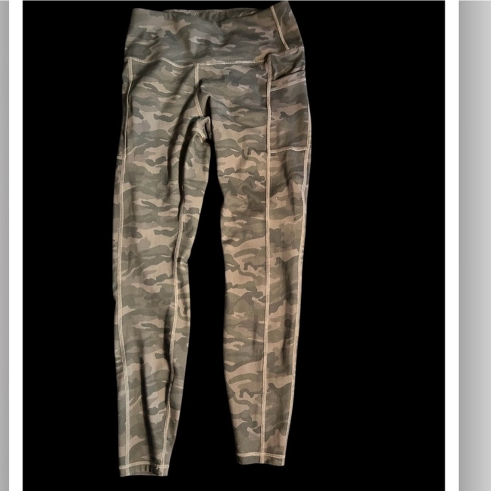 NWOT Women’s Camouflage leggings in gray and black